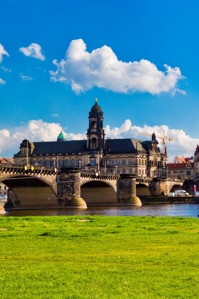 Вид на мост через реку и старинную архитектуру города Дрезден. Германия