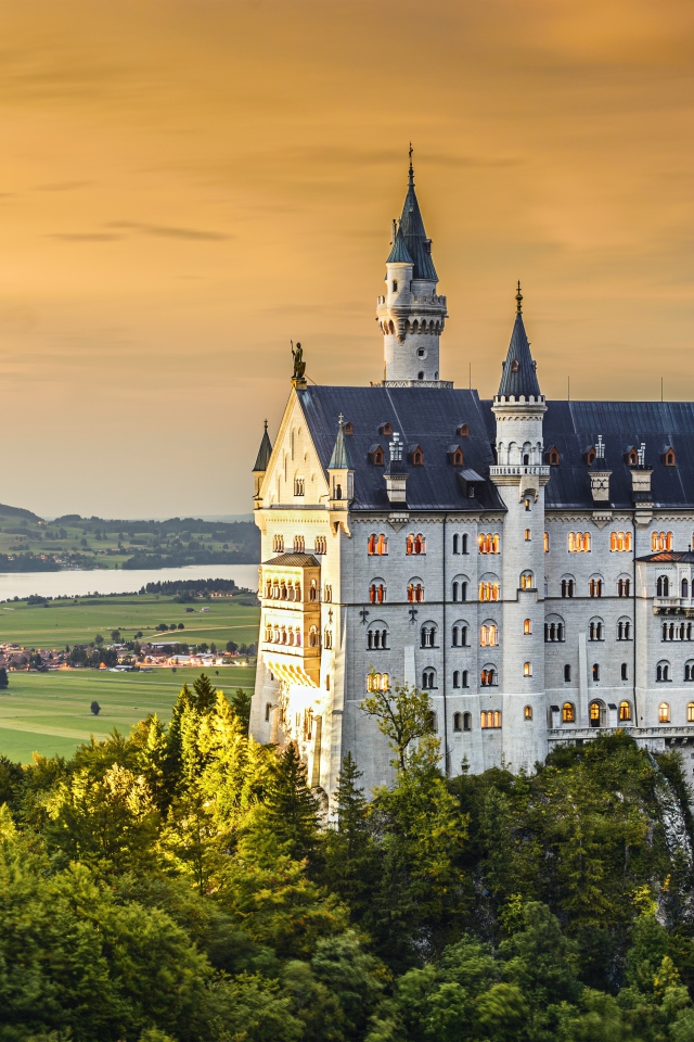 Красивый замок Нойшванштайн на рассвете, Германия 