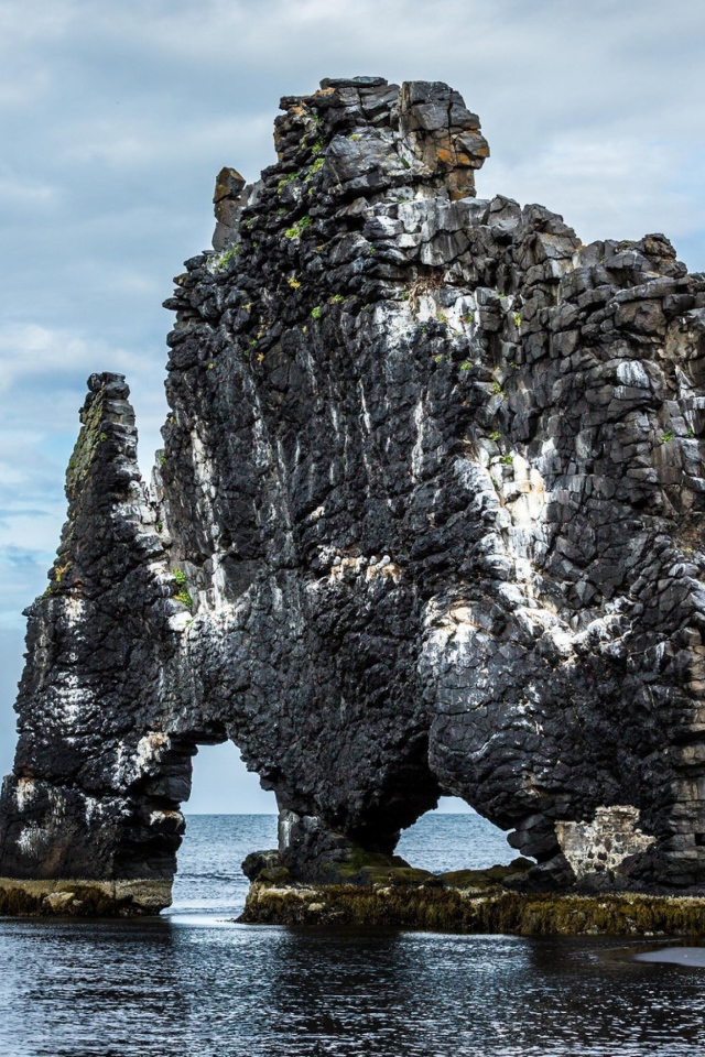 Необычная скала Хвитсеркюр, полуострова Ватнснес. Исландия 