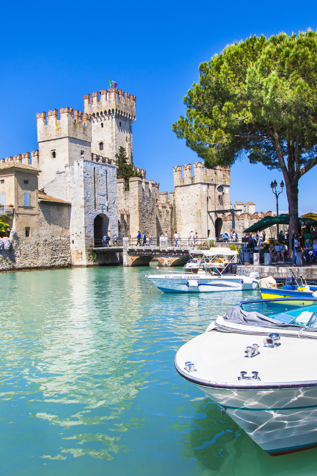 Старинный замок Скалигер у голубой воды озера Гарда, Сирмион.  Италия
