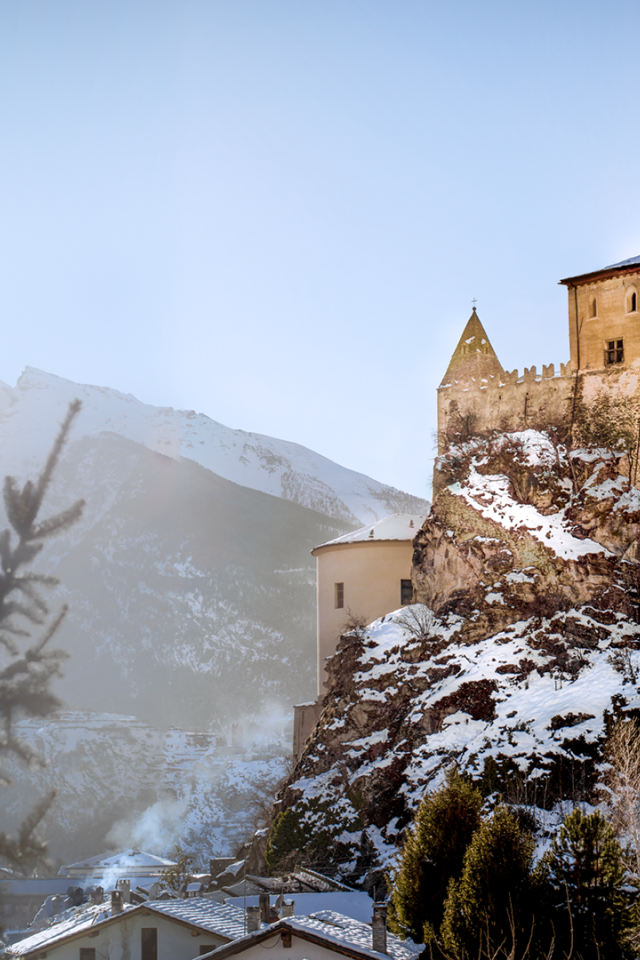 Старинный заснеженный замок Castello di Saint-Pierre, Италия 
