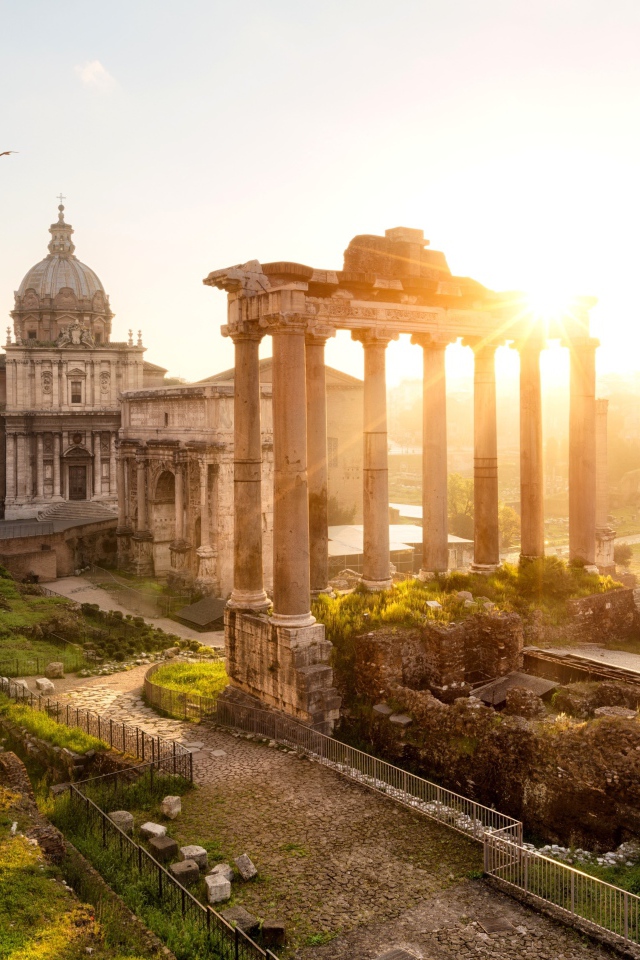 Римский форум в лучах солнца, Рим. Италия