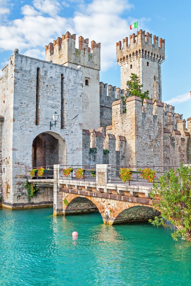 Замок Скалигер у воды, город Сирмионе. Италия 