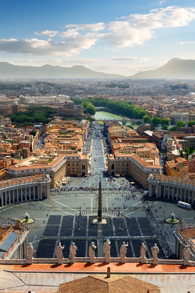 Вид сверху на городскую площадь Ватикана, Италия