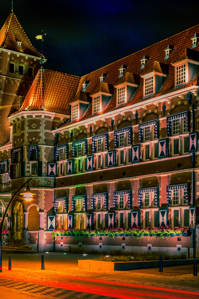 Красивый дом на вечерней улице, Нидерланды 