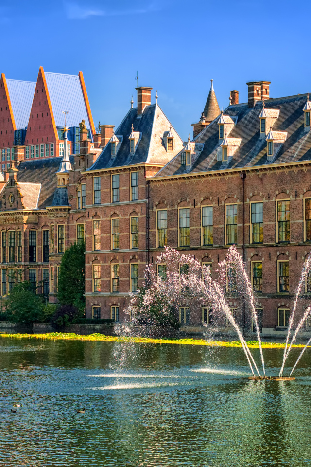Фонтан на фоне архитектуры города Гаага, Нидерланды  