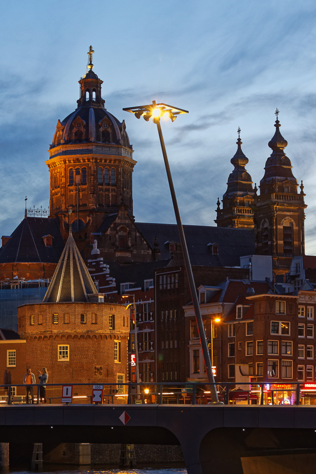 Средневековая церковь Святого Николая в Амстердаме. Нидерланды