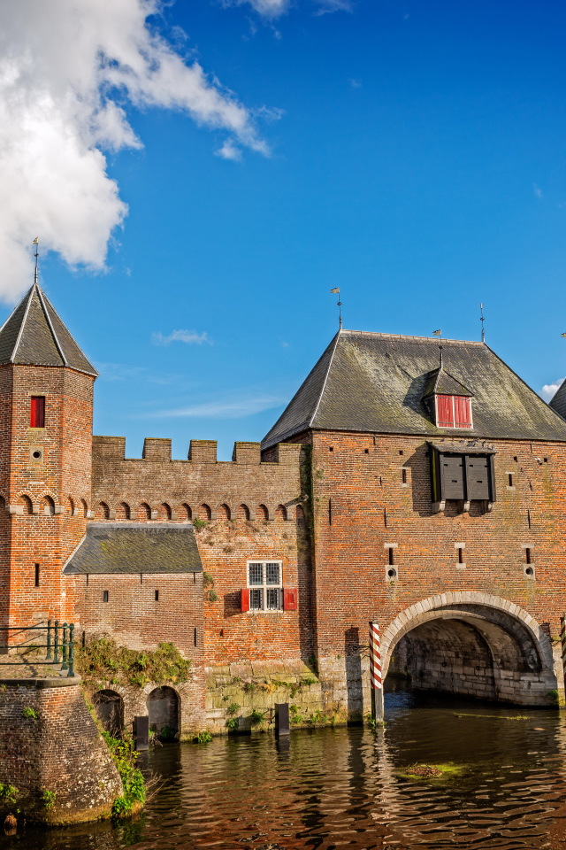 Каменные стены города Амерсфорт у воды, Нидерланды