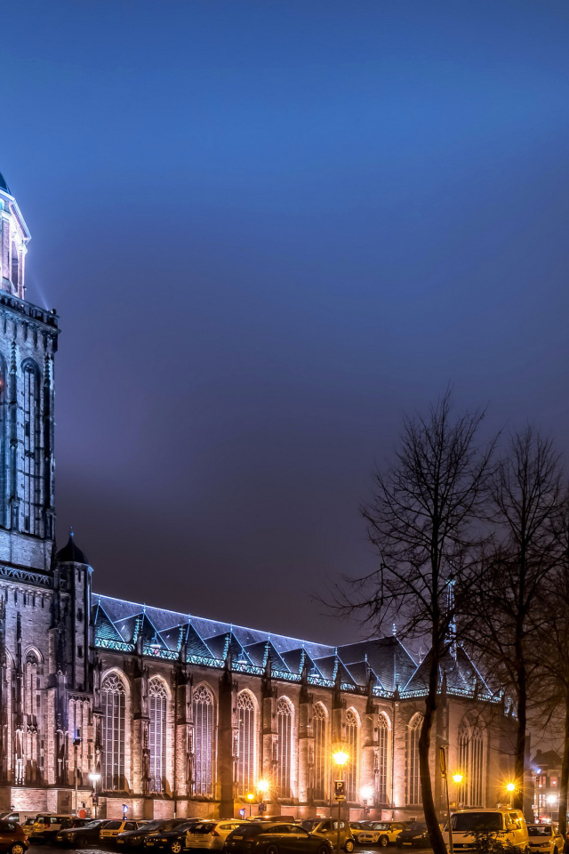 Храм в свете фонарей на ночной улице в городе Девентер, Нидерланды