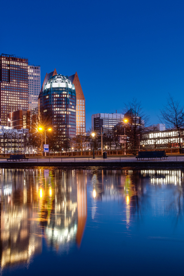 Ночной город Гаага отражается в воде, Нидерланды 