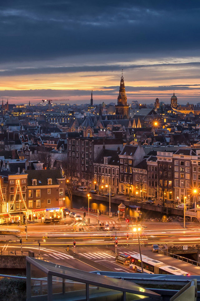 Вид на ночной город Амстердам, Нидерланды 