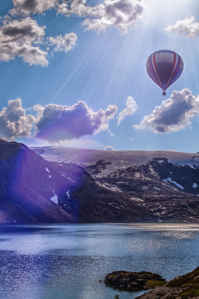 Воздушный шар в лучах солнца, Лофотенские острова, Норвегия 