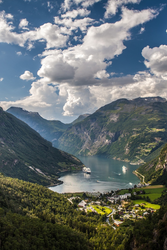Красивое небо над  город в Гейрангер-фьорд, Норвегия 