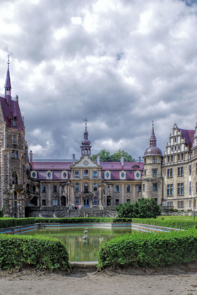 Красивый старинный Мошненский Замок, Польша
