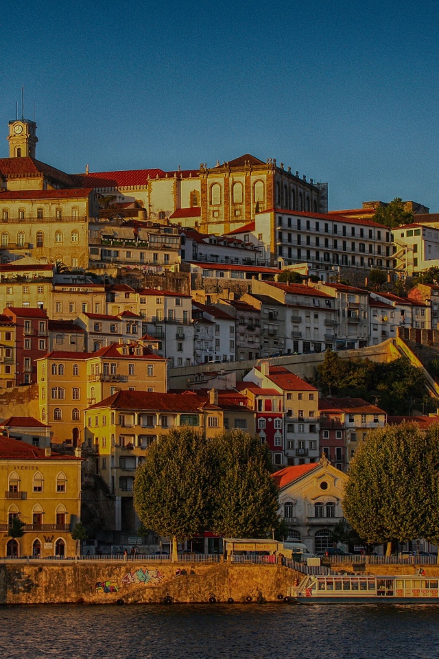 Панорама города Коимбра у воды на закате солнца,  Португалия