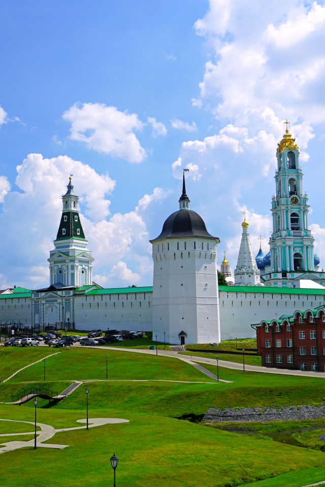 Зеленый газон у Троице-Сергиевой лавры летом, Россия 