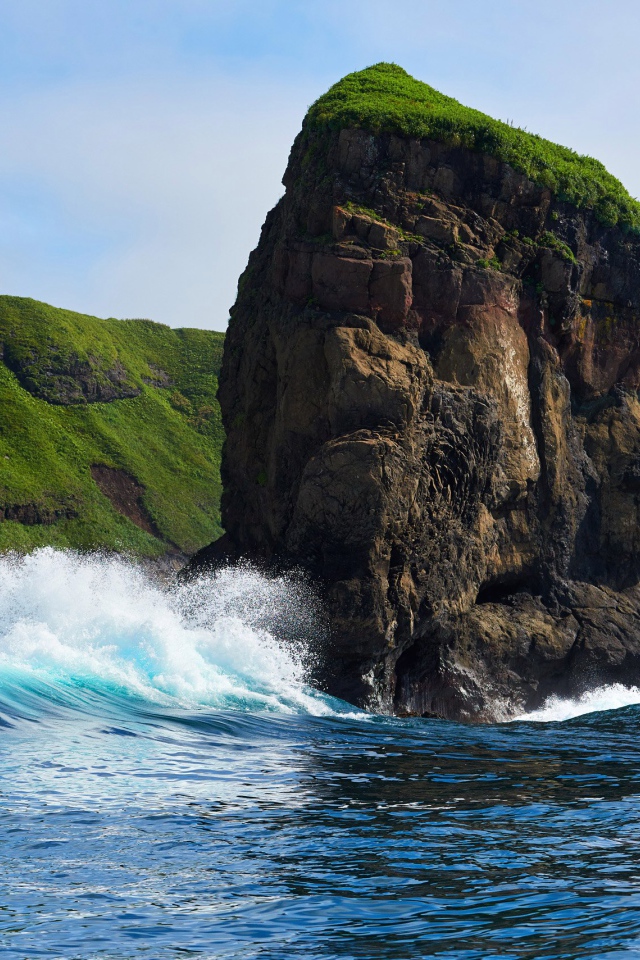 Скала на острове Шикотан, Курильские острова. Россия 
