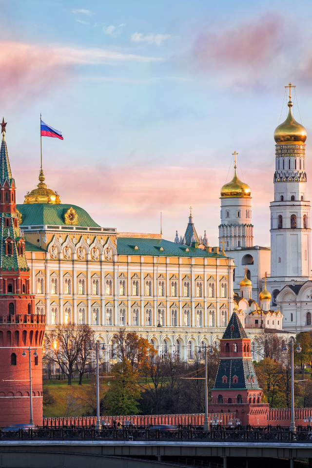 Вид на Московский кремль и Храм Христа Спасителя на рассвете, Россия 