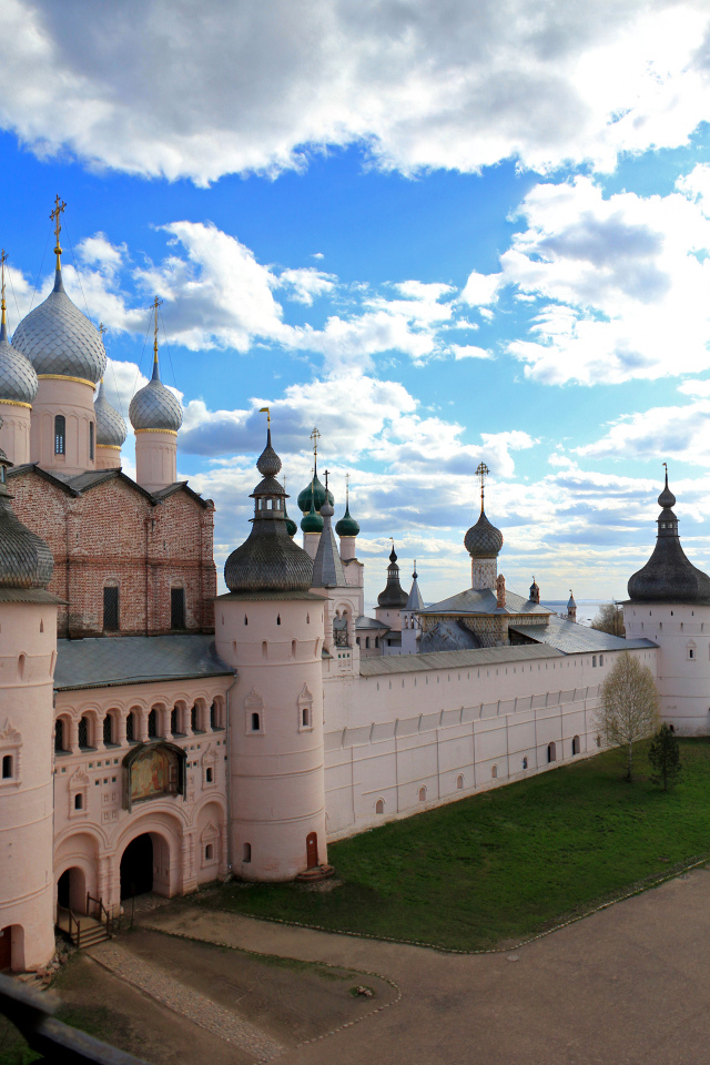 Вид на ростовский кремль под красивым небом, Россия