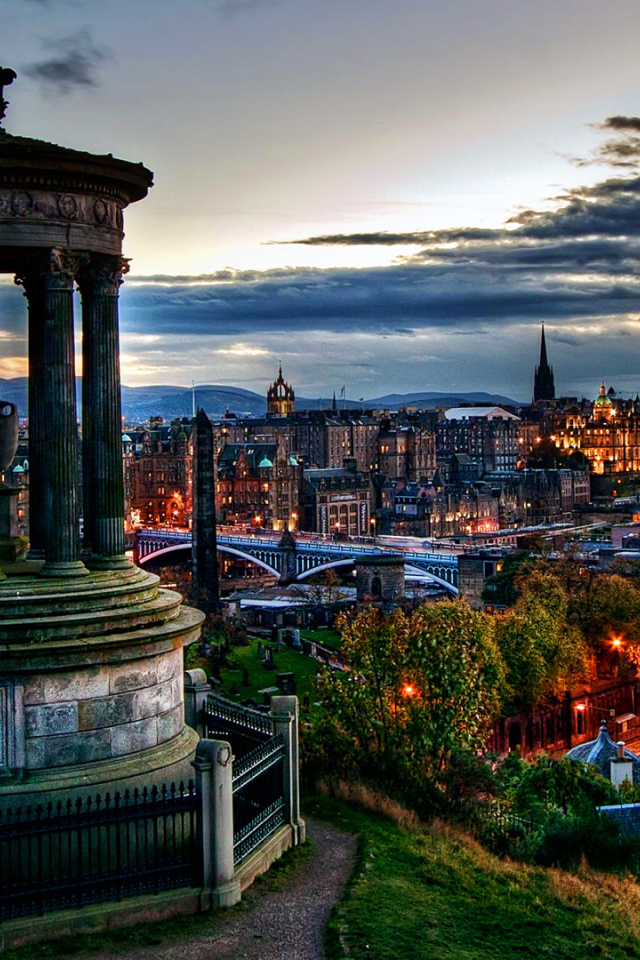 Панорама вечернего города Эдинбург, Шотландия 