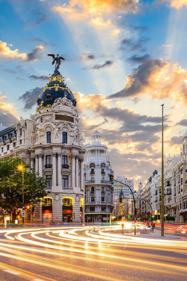 Старинная архитектура на улице Гран-Виа, Мадрид. Испания 