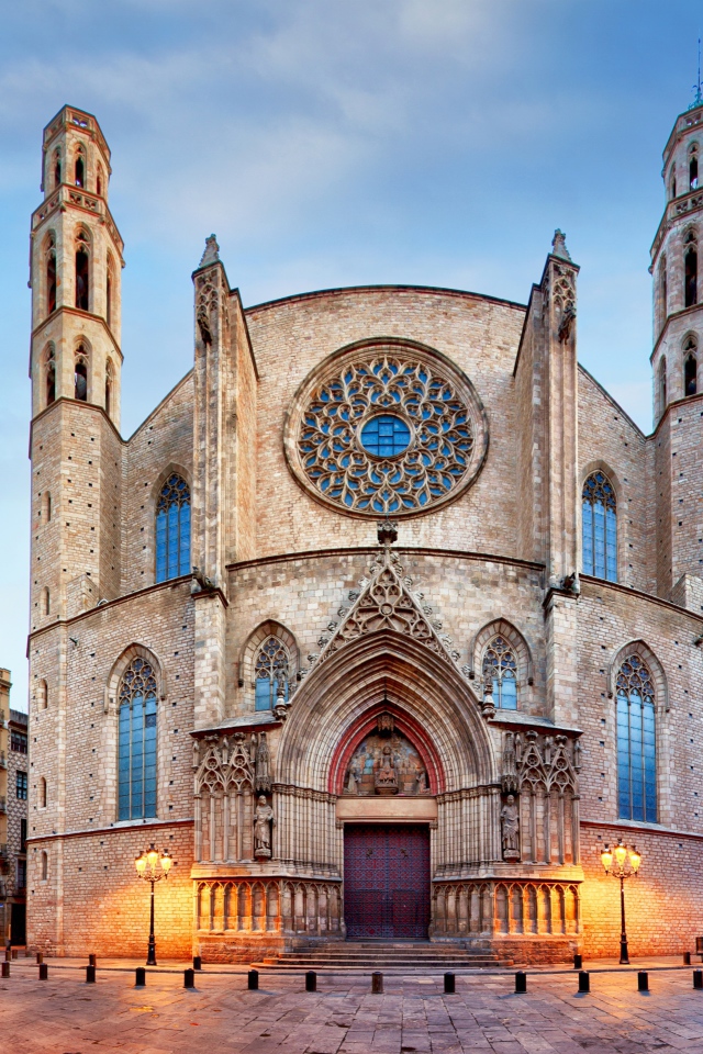 Старинная церковь Santa Maria del Mar, Барселона. Испания 