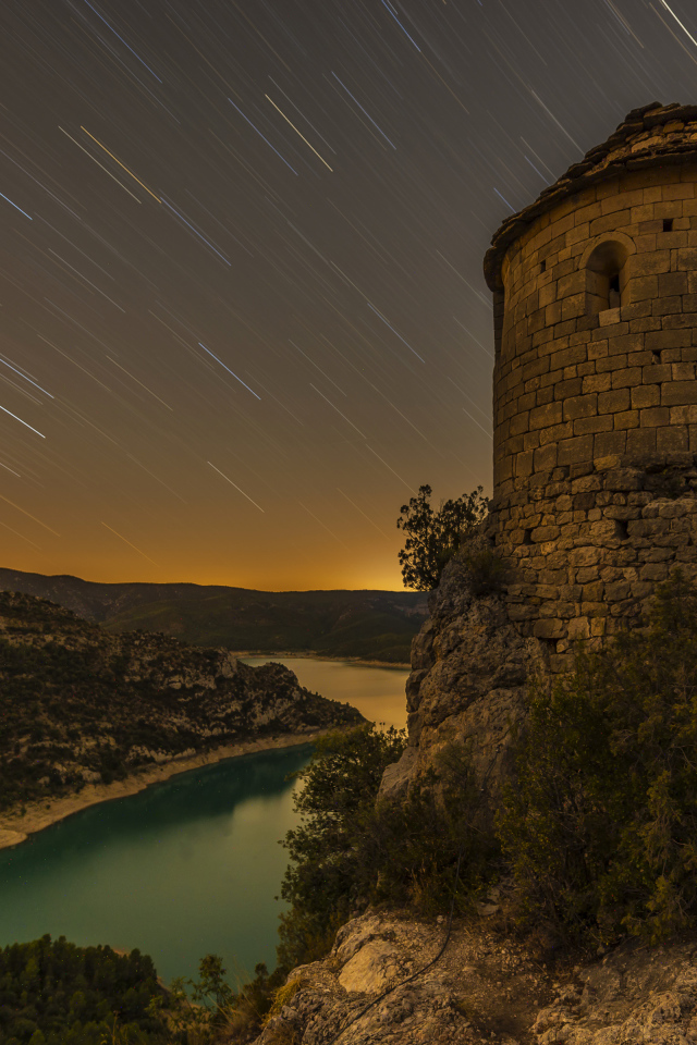 Ночной звездопад в небе над церковью La Pertusa, Испания