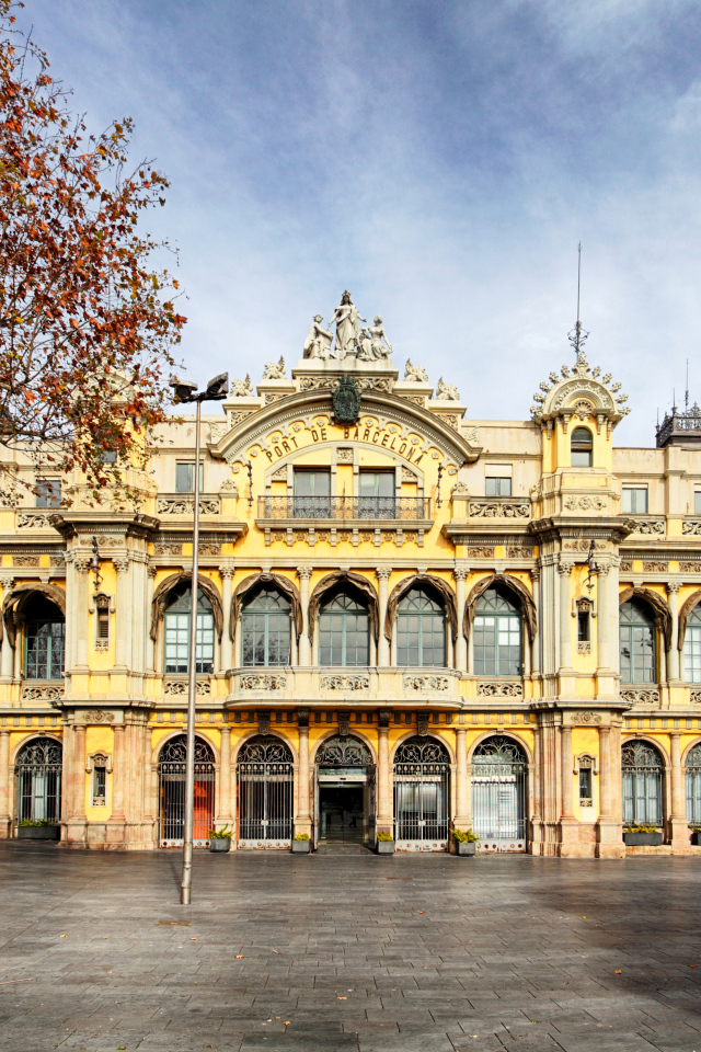 Здание морского порта, Барселона. Испания 