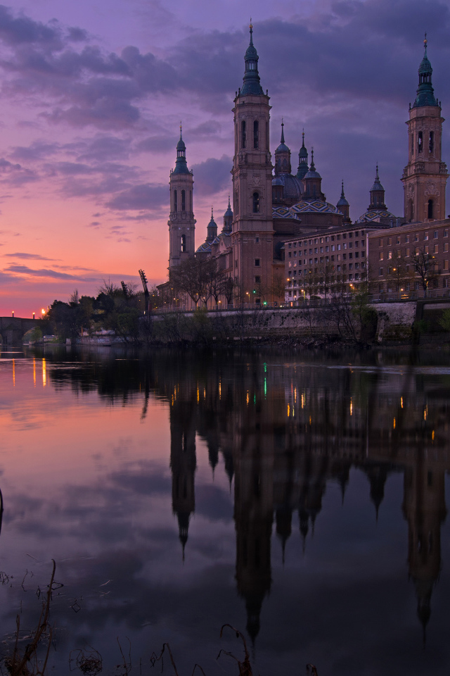Храм Нуэстра-Сеньора-дель-Пилар отражается в воде, Испания