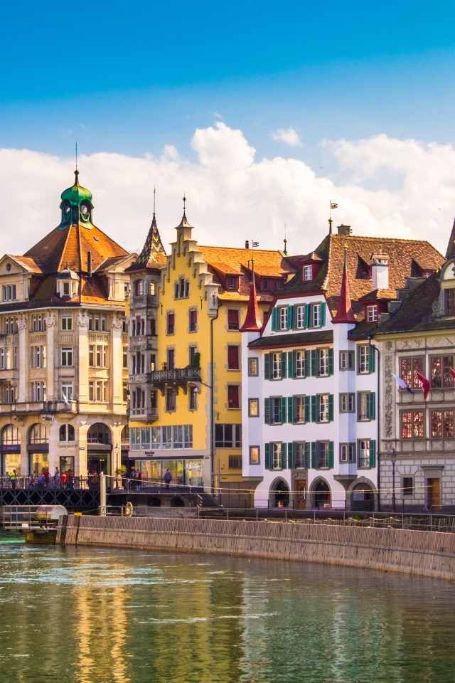 Красивые разноцветные дома у канала в городе Люцерн, Швейцария 