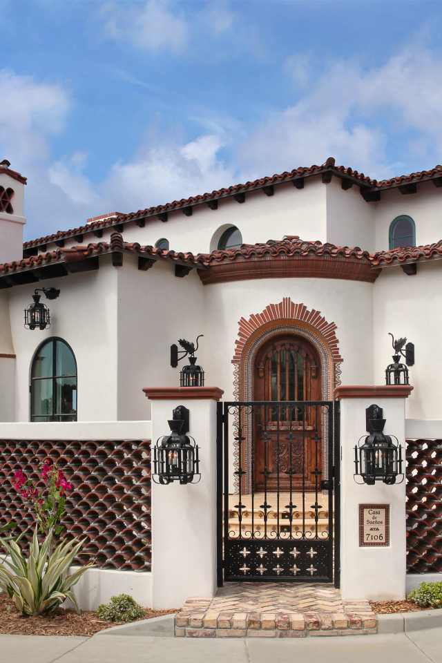 Красивый дизайнерский особняк под голубым небом, Калифорния. США