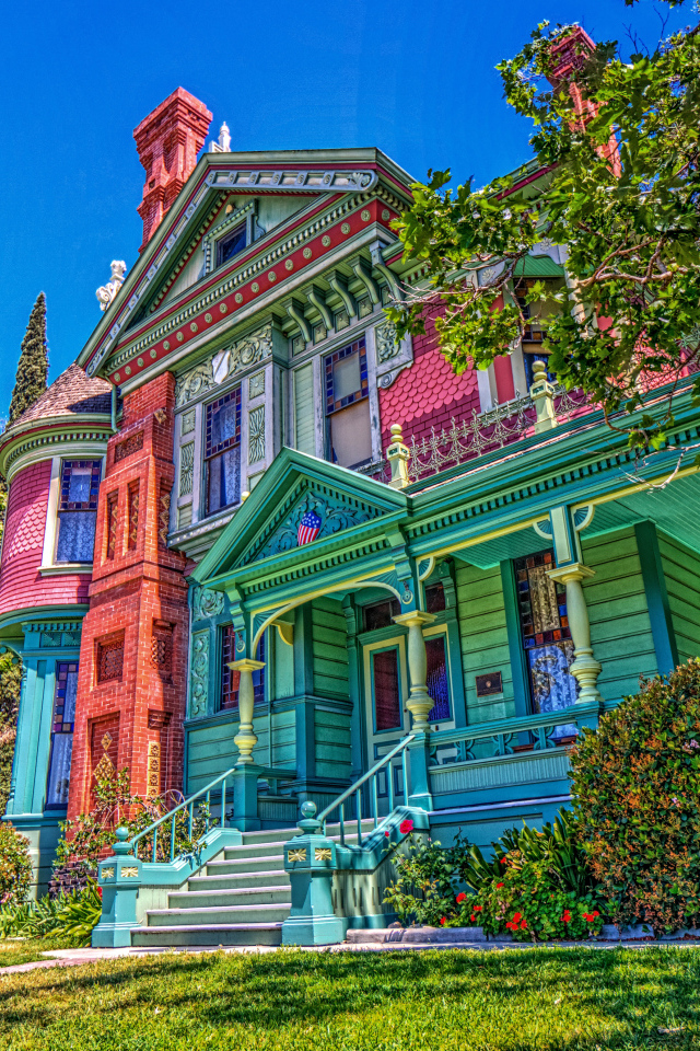 Яркое здание Херитедж сквер Музеум, Калифорния. США