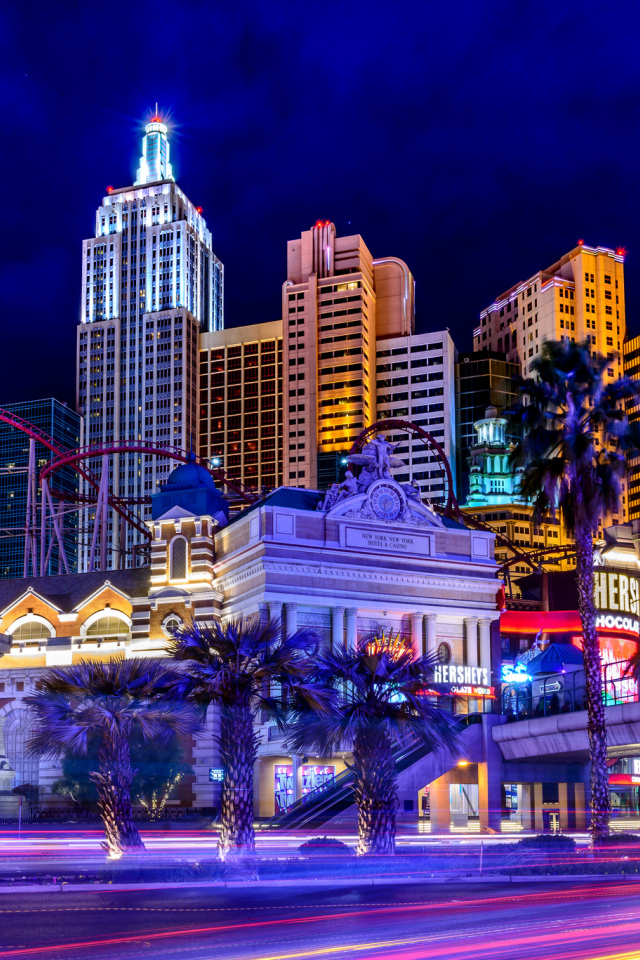 Дома и в статуя свободы в ночном Лас-Вегасе, США