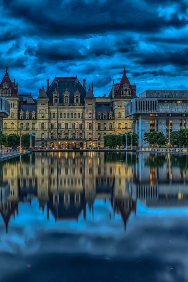 Капитолий штата Нью-Йорк отражается в пруду, Олбани. США 