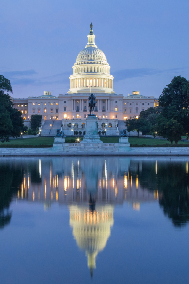 Белый дом отражается в пруду, Вашингтон. США 