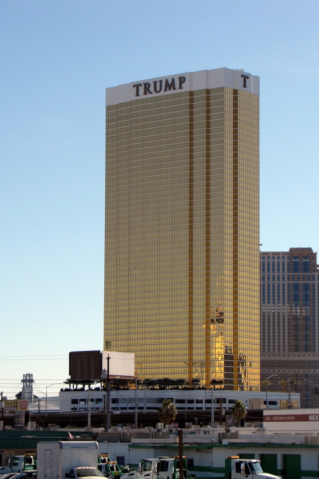 Высокое красивое здание  отеля ТРАМП, Лас Вегас. США