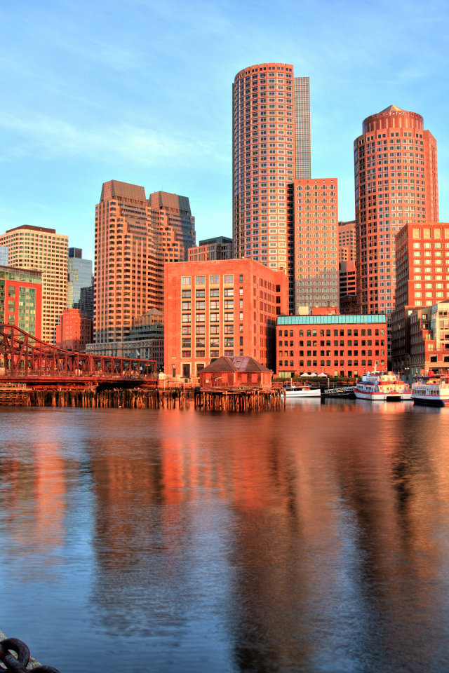 Вид на небоскребы у побережья города Бостон, США
