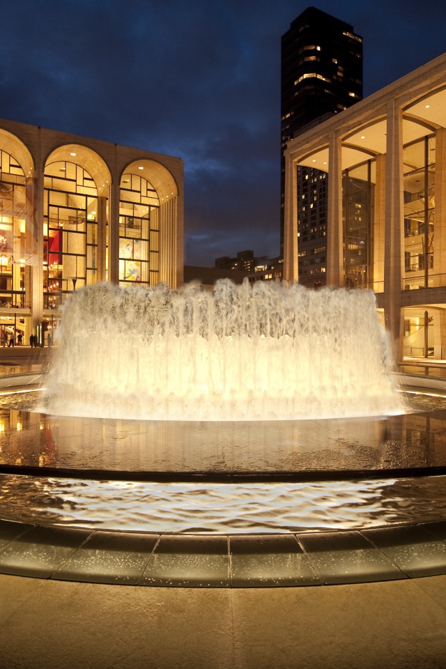 Fountain near the building Lincoln Center, New York