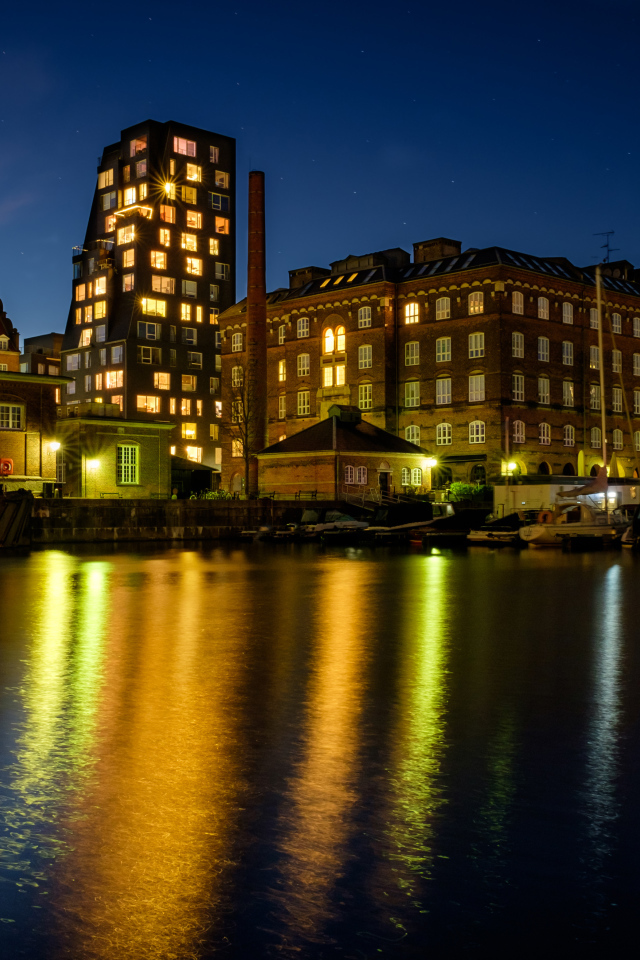 Вечерние огни домов города Копенгаген у причала, Дания