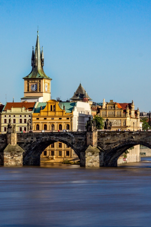 Средневековый арочный Карлов мост,Прага, Чехия 