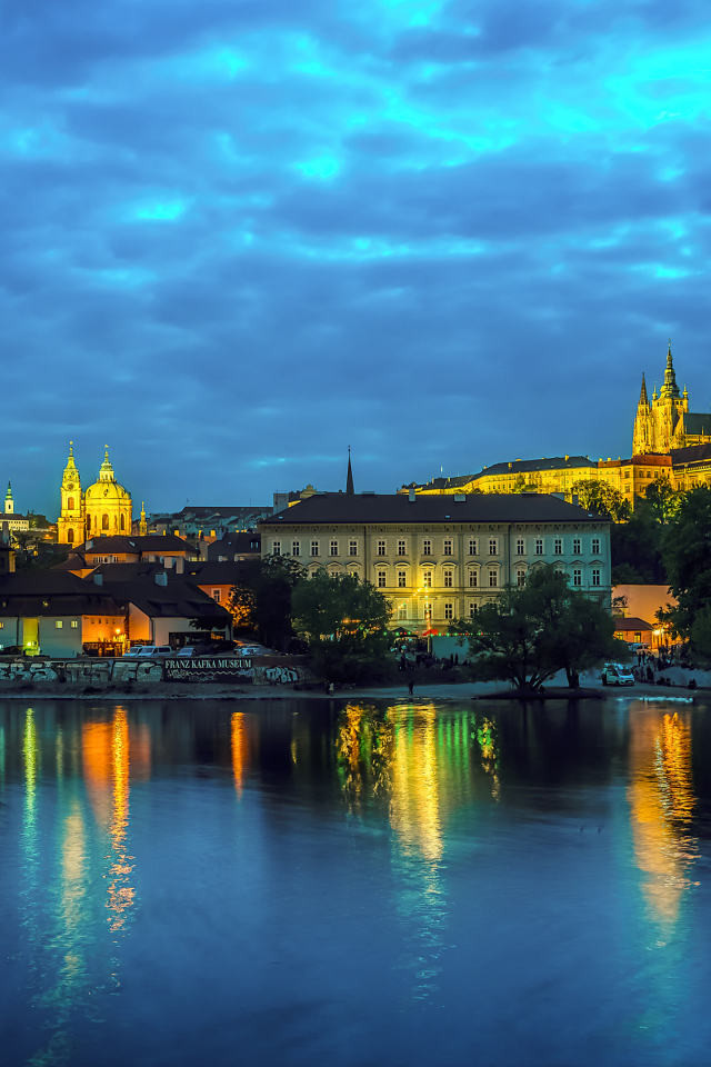 Ночной город у реки на фоне неба, Прага. Чехия 