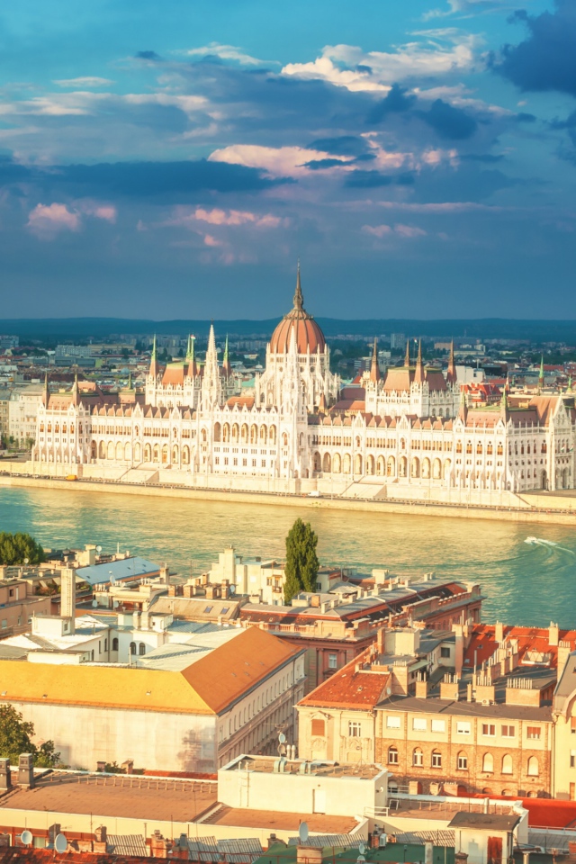 Панорама здания венгерского парламента под красивым небом, Будапешт. Венгрия