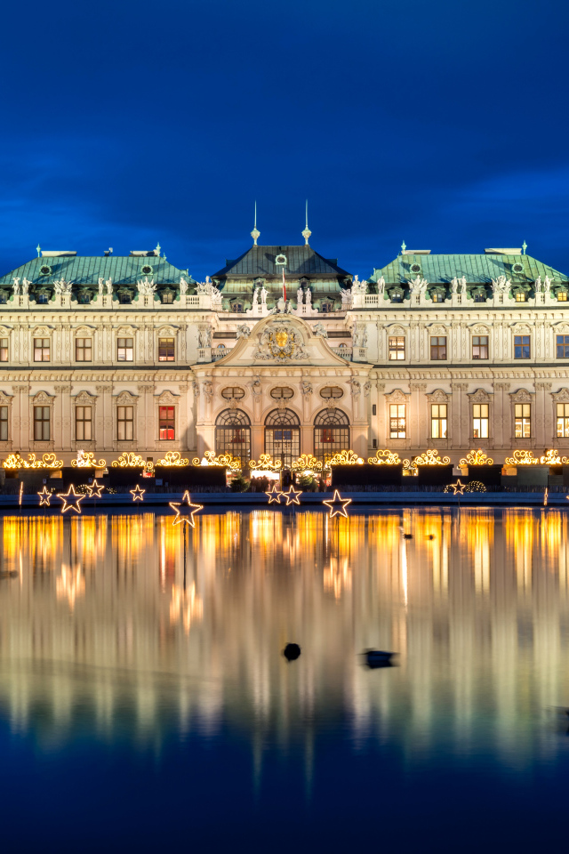Дворцовый комплекс Бельведер ночью отражается в пруду, Вена. Австрия