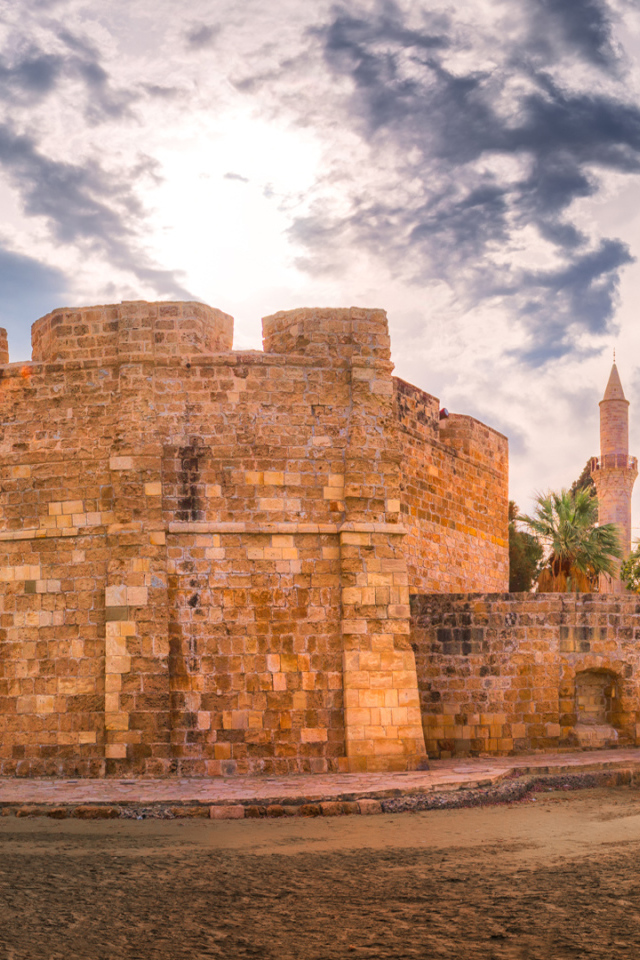 Вид на старинный Ларнакский замок под красивым небом, республика Кипр