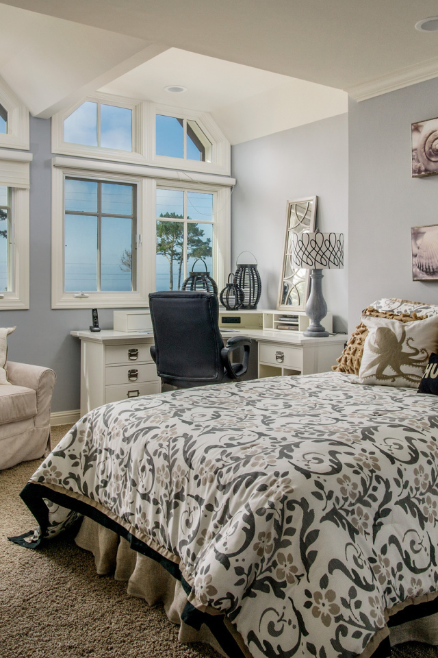 Уютная спальная комната с интерьером на морскую тематику