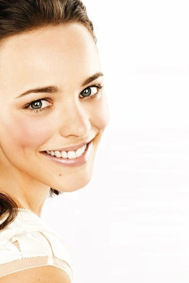 Улыбающаяся актриса Рэйчел Макадамс фото на белом фоне 