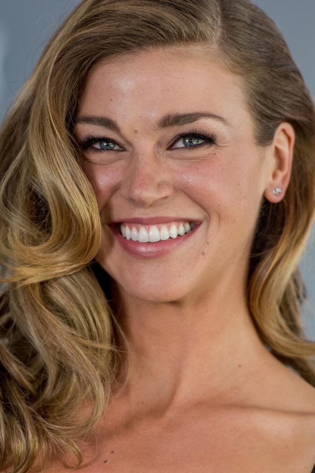 Актриса Эдрианн Палики  с очаровательной улыбкой