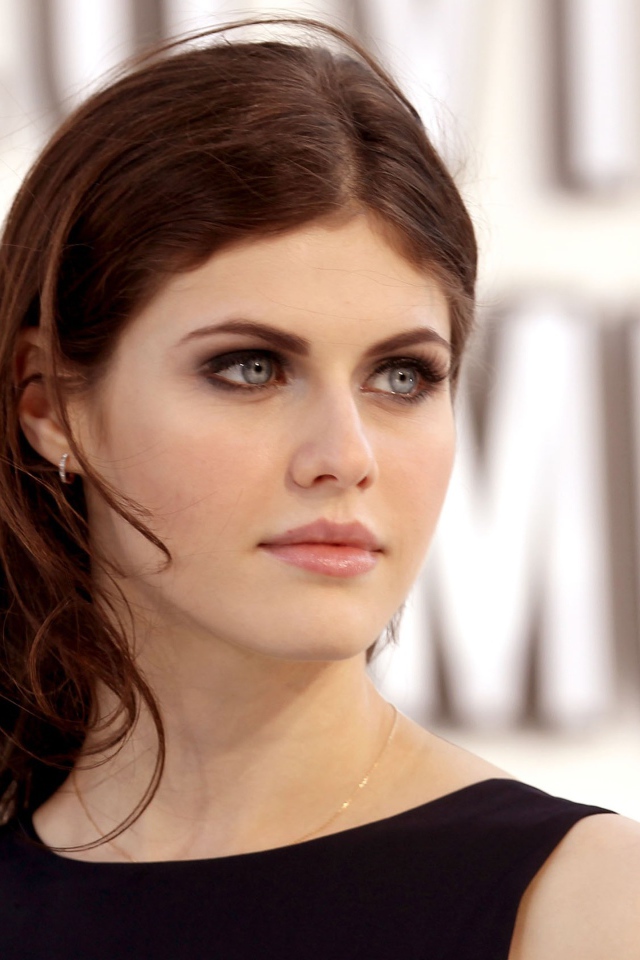 Актриса Александра Даддарио с красивыми голубыми глазами