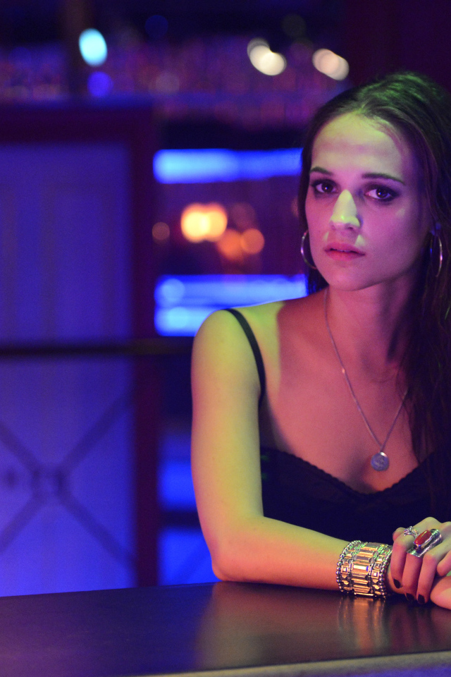 Актриса Алисия Викандер с красивыми украшениями на руках