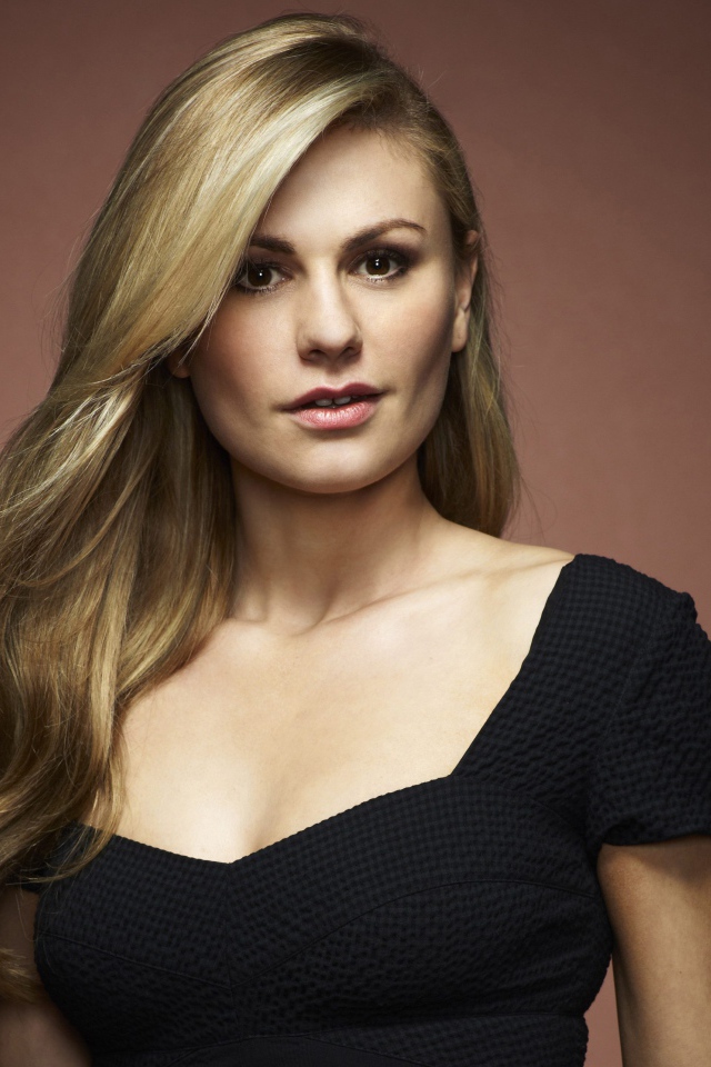 Актриса Анна Пэкуин в черном платье 